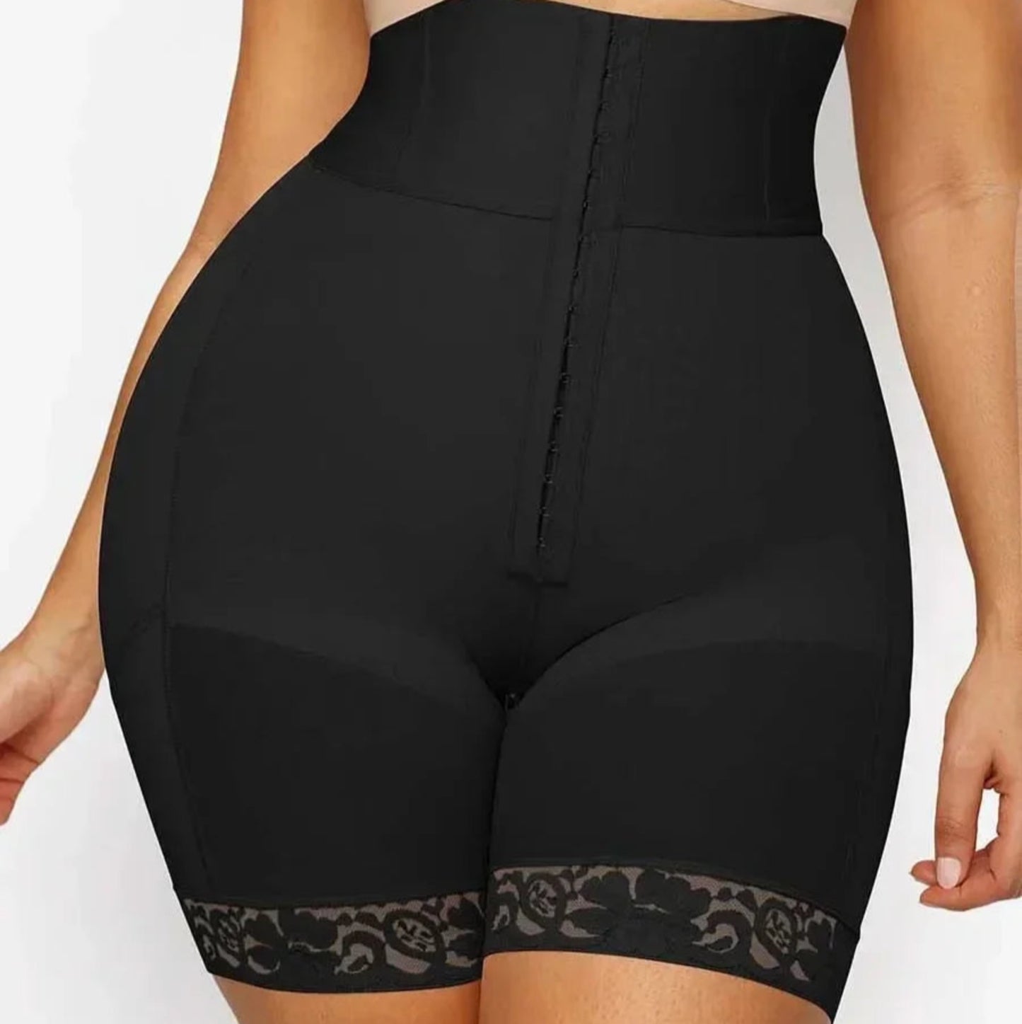 Short Gainant à Crochets – Taille Haute & Maintien Confortable | Curvia